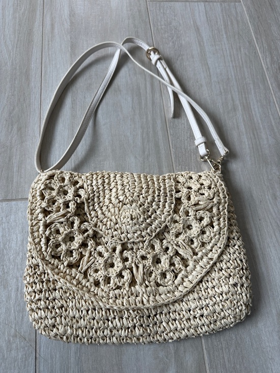 LC Lauren Conrad Woven Straw Crossbody Bag with Cream Accents. - Picture 5 of 9